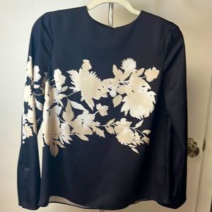 Beautiful blouse, Great cuff splits, Blk, white and cream. Size S, H&M